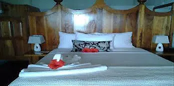 Coral Cove Resort & Spa 네그릴
