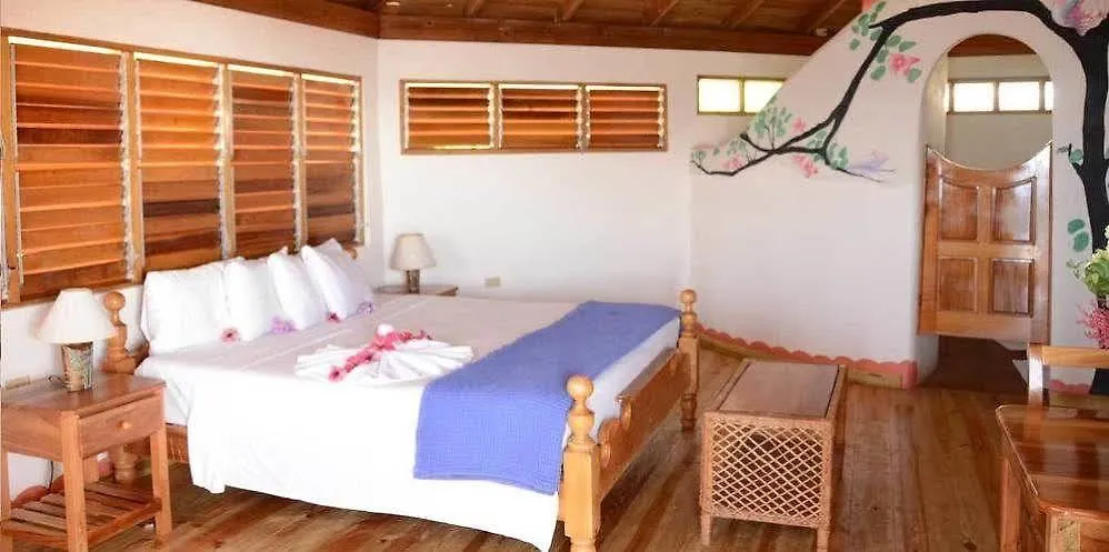 Coral Cove Resort & Spa 네그릴